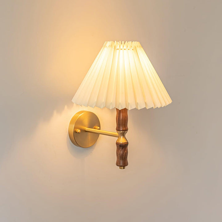 Plisserad Valnöt Vägglampa