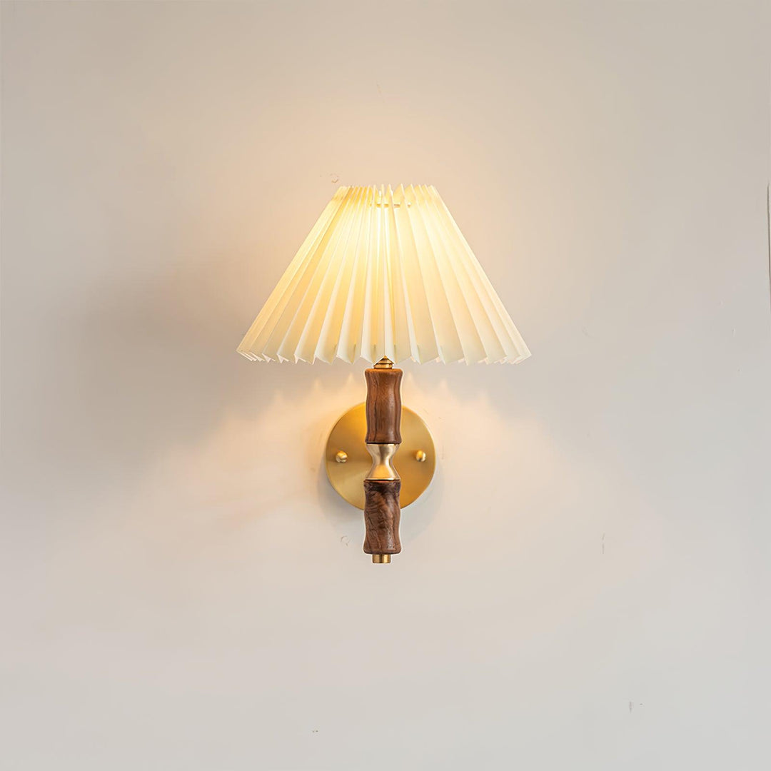 Plisserad Valnöt Vägglampa