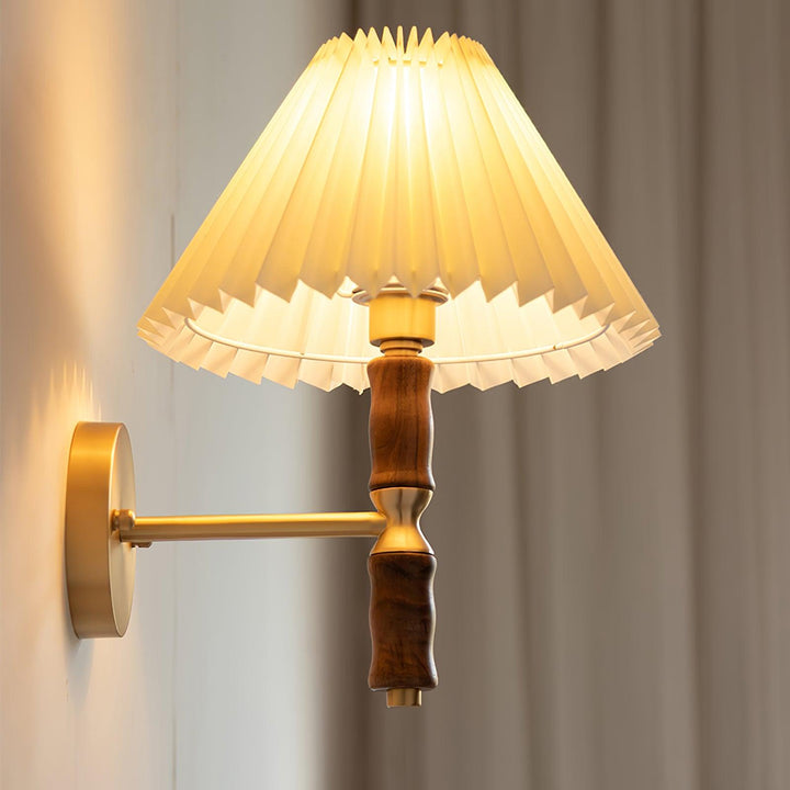 Plisserad Valnöt Vägglampa