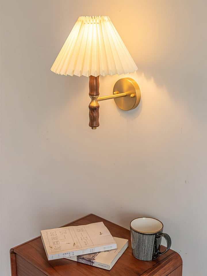 Plisserad Valnöt Vägglampa