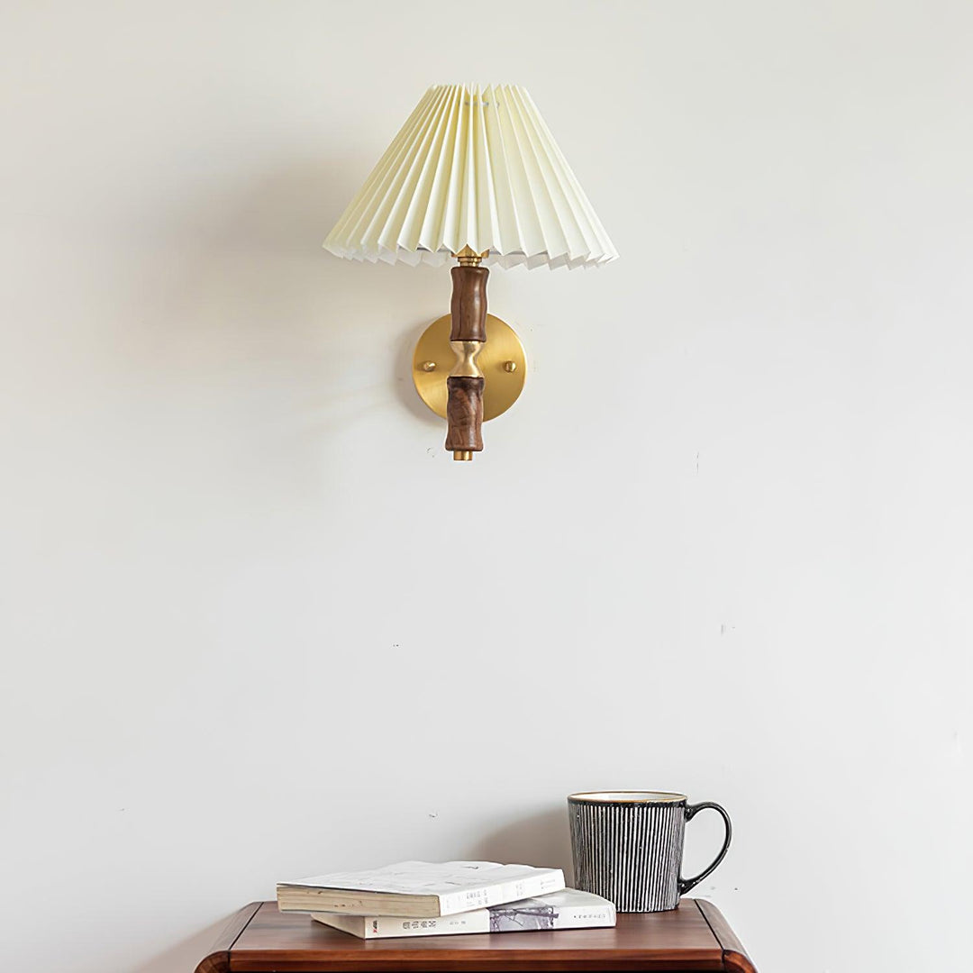 Plisserad Valnöt Vägglampa