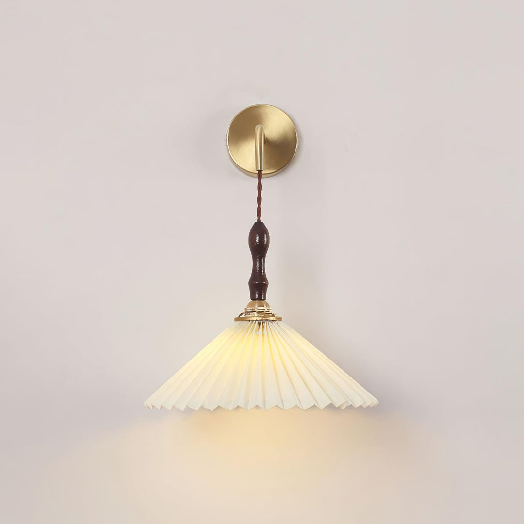 Fållad Trävägglampa