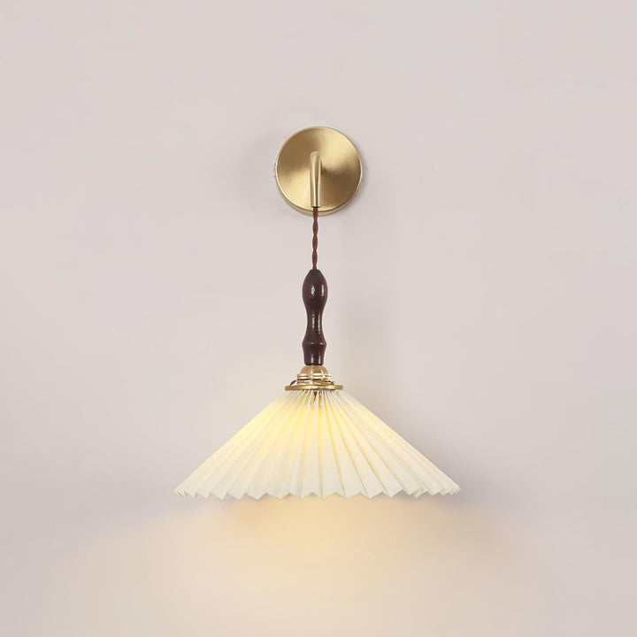 Fållad Trävägglampa