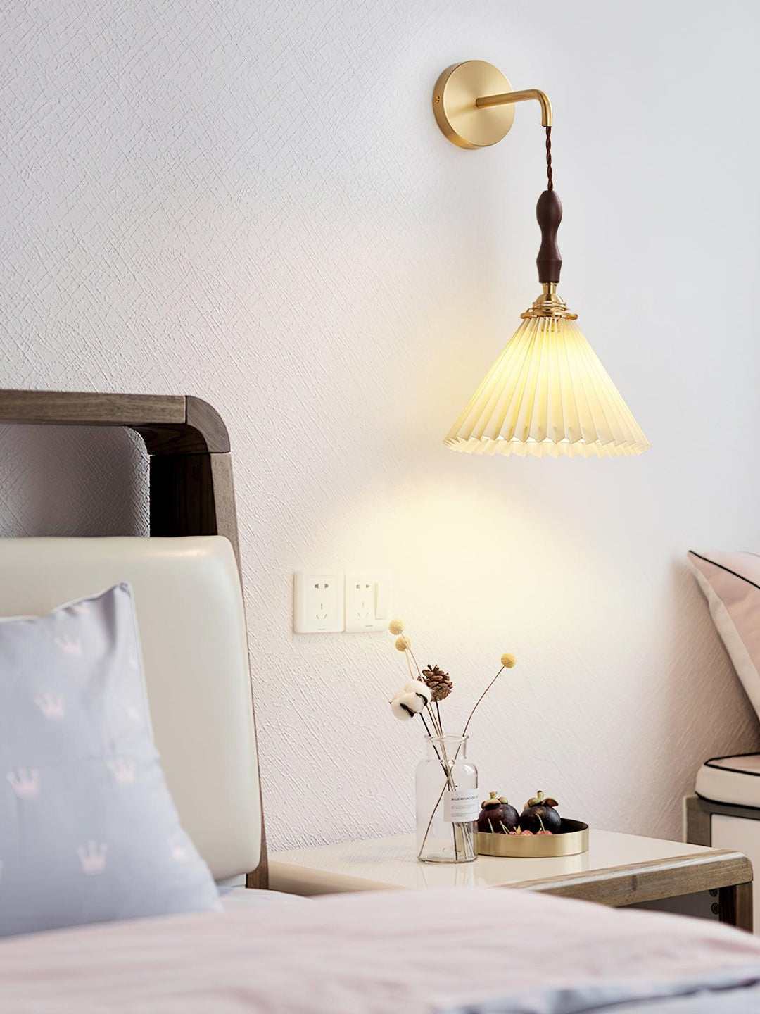 Fållad Trävägglampa