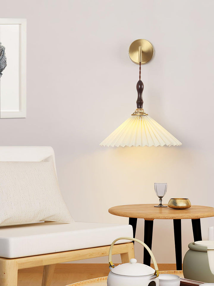 Fållad Trävägglampa