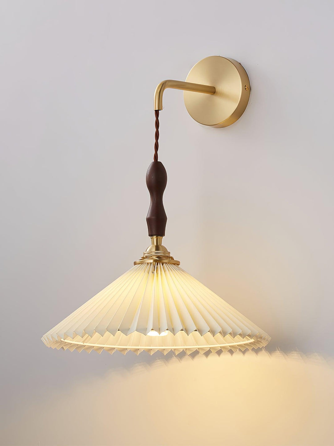 Fållad Trävägglampa