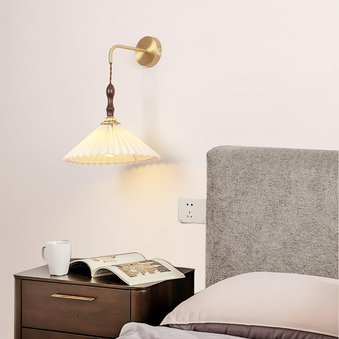 Fållad Trävägglampa
