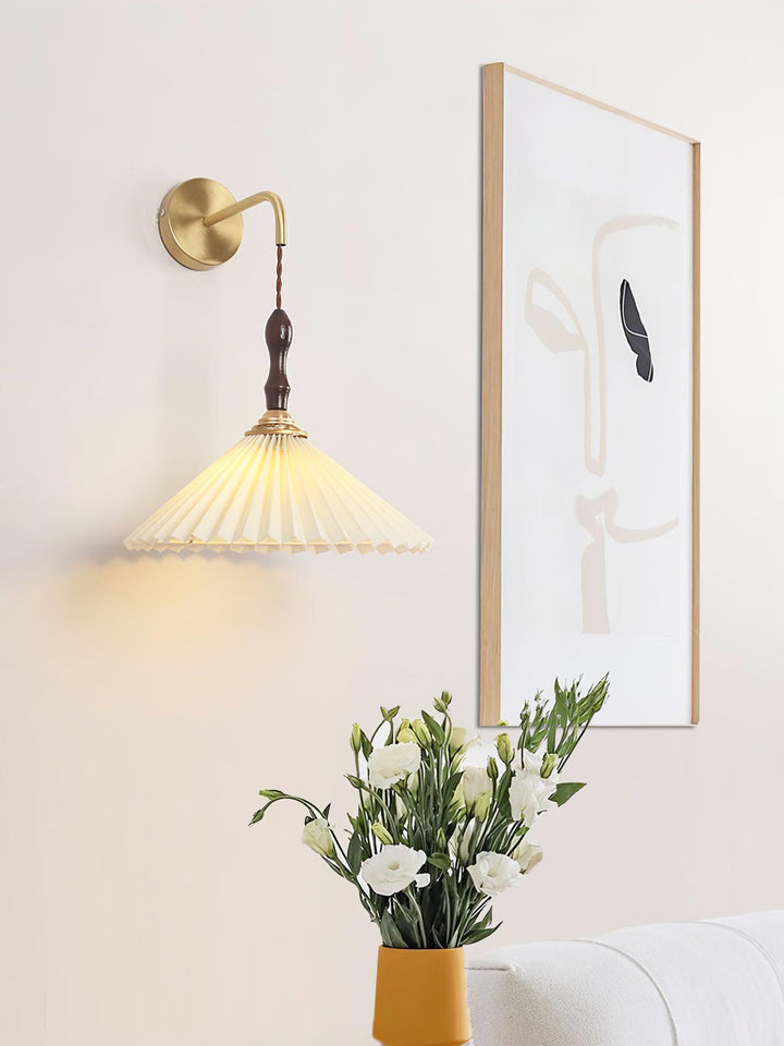 Fållad Trävägglampa