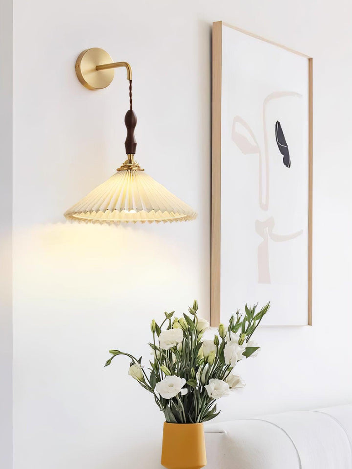 Fållad Trävägglampa