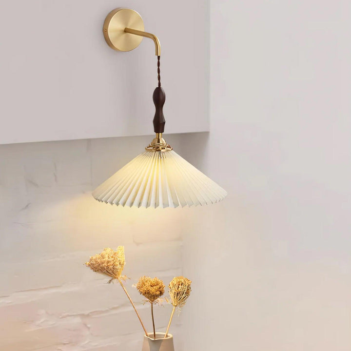 Fållad Trävägglampa