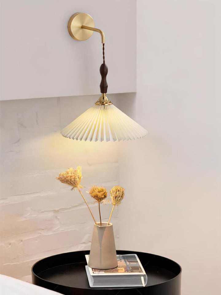 Fållad Trävägglampa