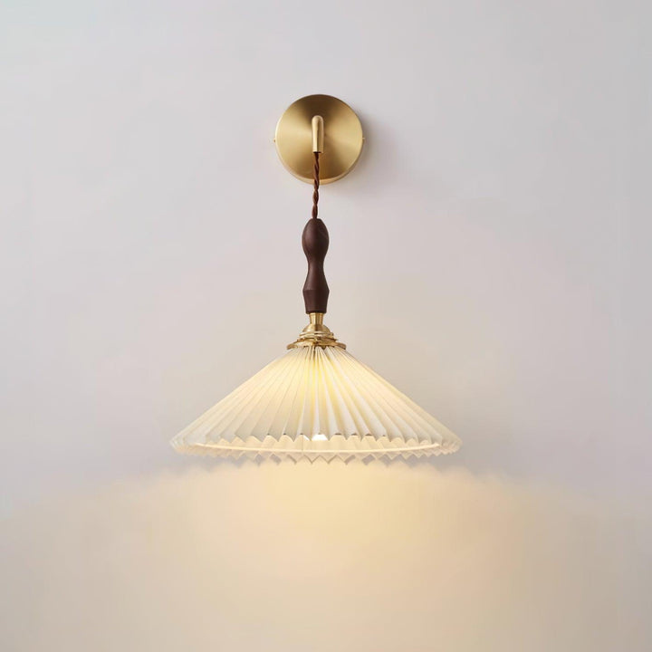 Fållad Trävägglampa