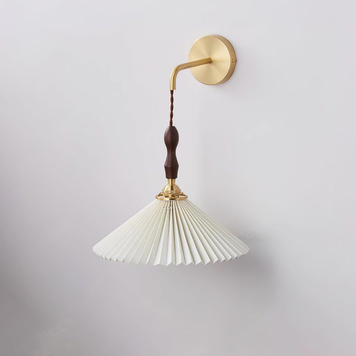 Fållad Trävägglampa