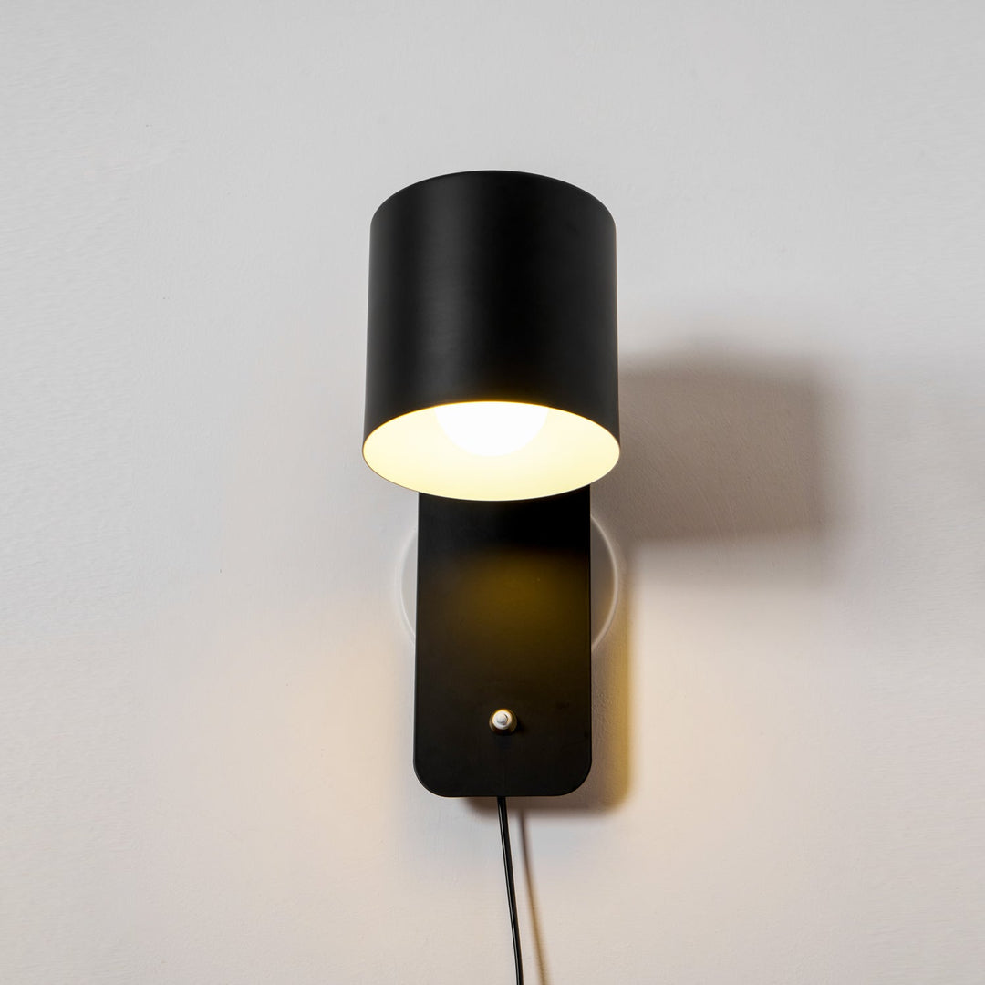 Rotbar Cylinder Vägglampa med Stickkontakt