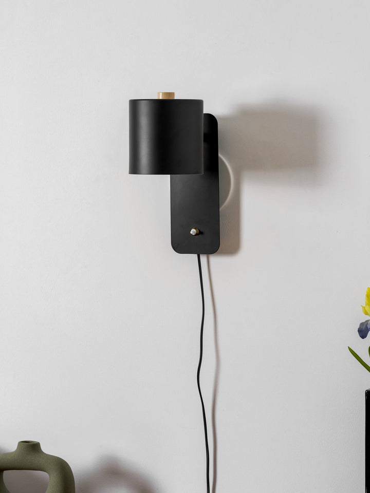 Rotbar Cylinder Vägglampa med Stickkontakt