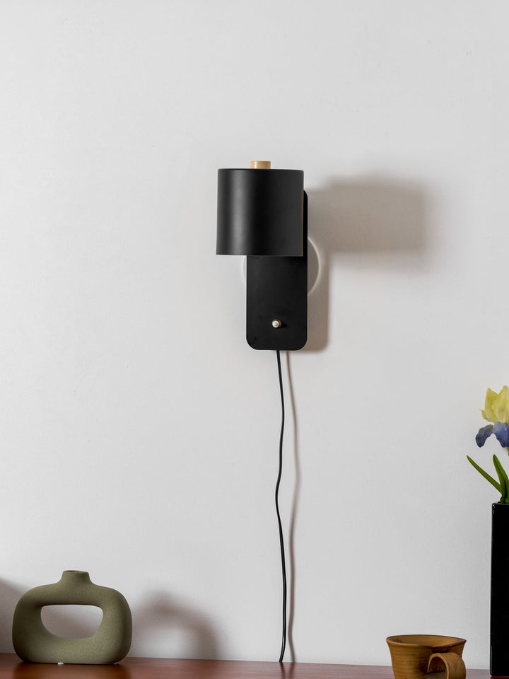Rotbar Cylinder Vägglampa med Stickkontakt