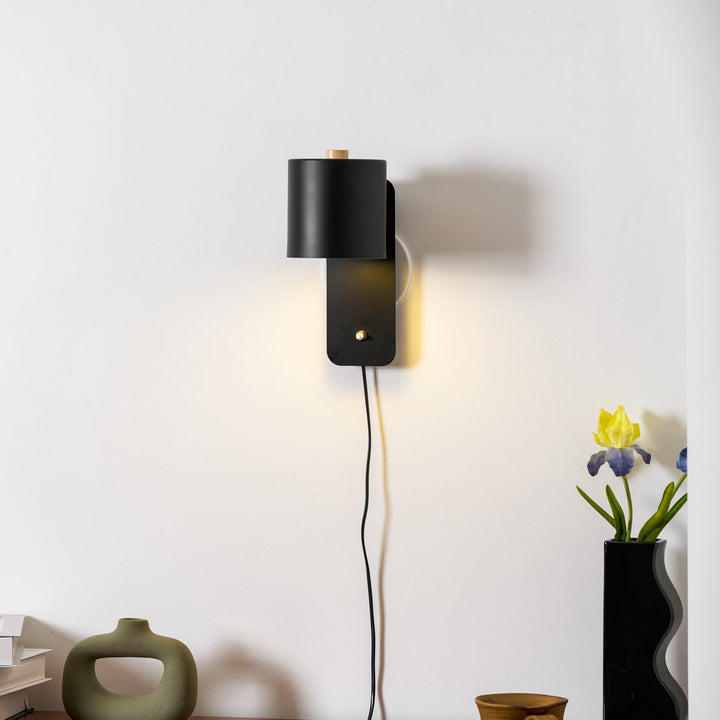 Rotbar Cylinder Vägglampa med Stickkontakt
