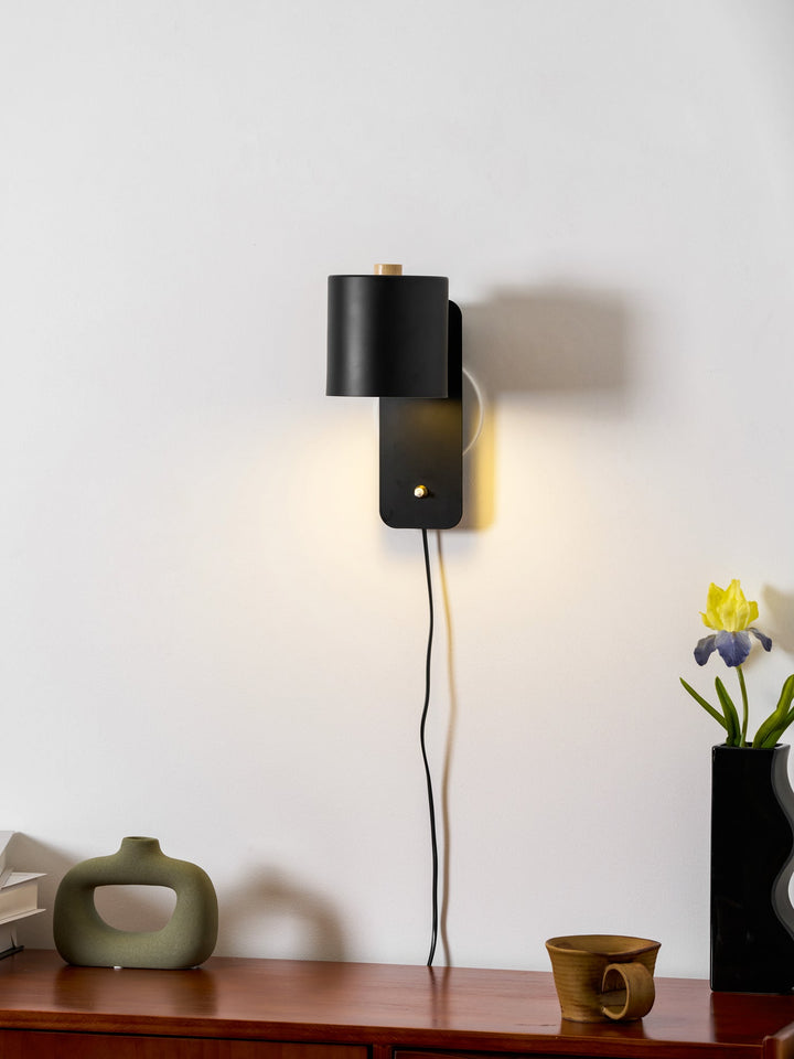 Rotbar Cylinder Vägglampa med Stickkontakt