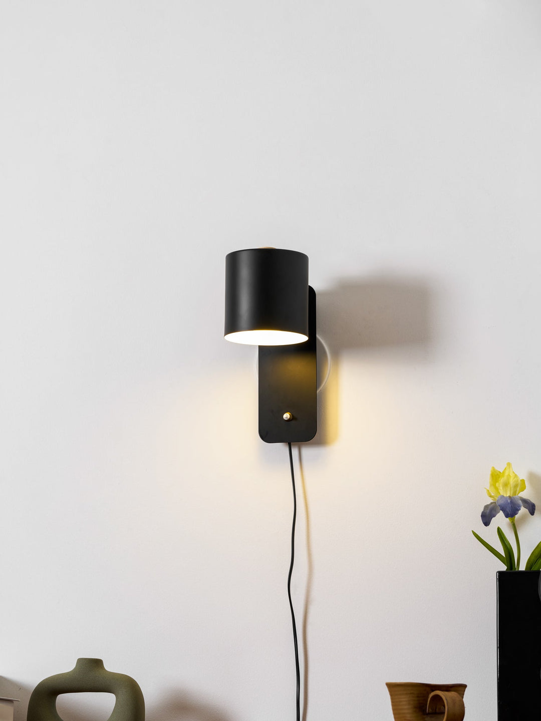 Rotbar Cylinder Vägglampa med Stickkontakt