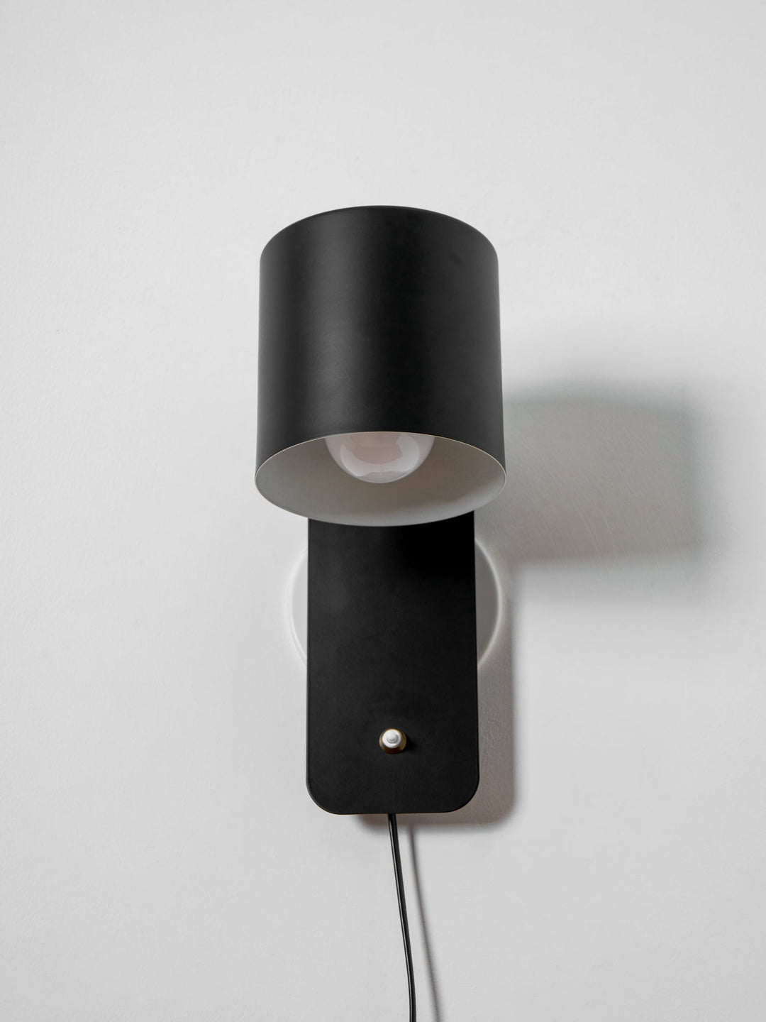 Rotbar Cylinder Vägglampa med Stickkontakt