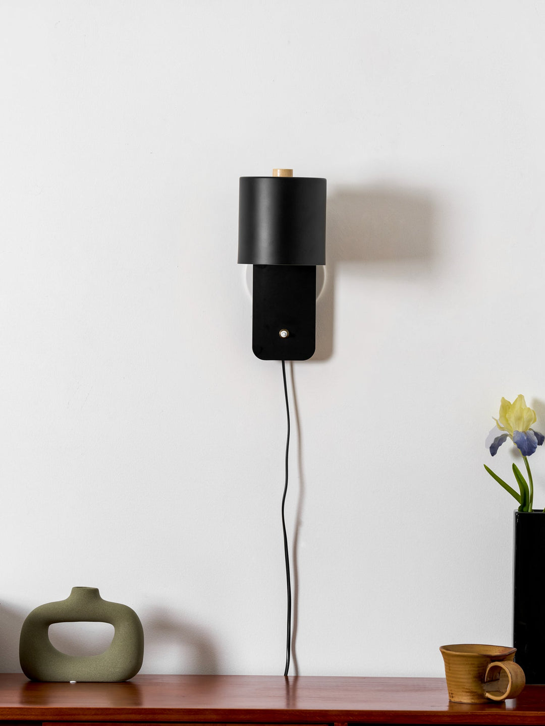 Rotbar Cylinder Vägglampa med Stickkontakt