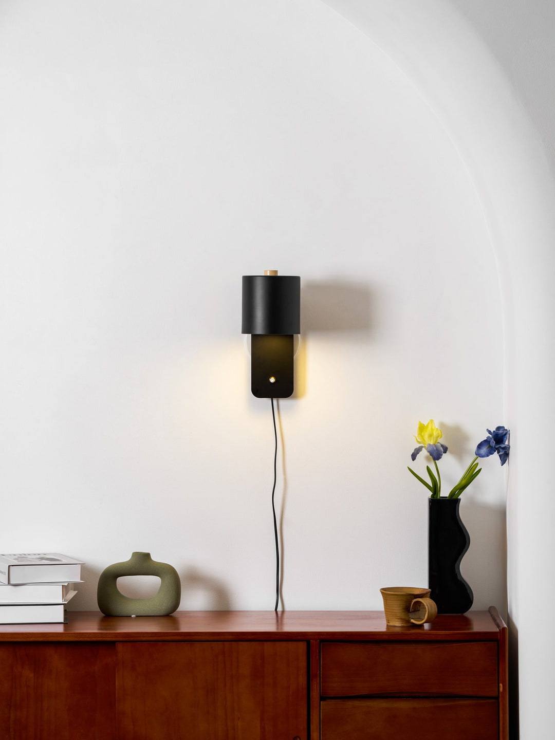 Rotbar Cylinder Vägglampa med Stickkontakt