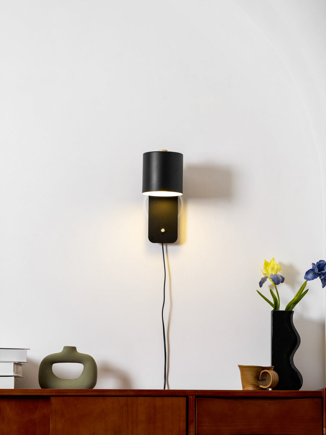 Rotbar Cylinder Vägglampa med Stickkontakt