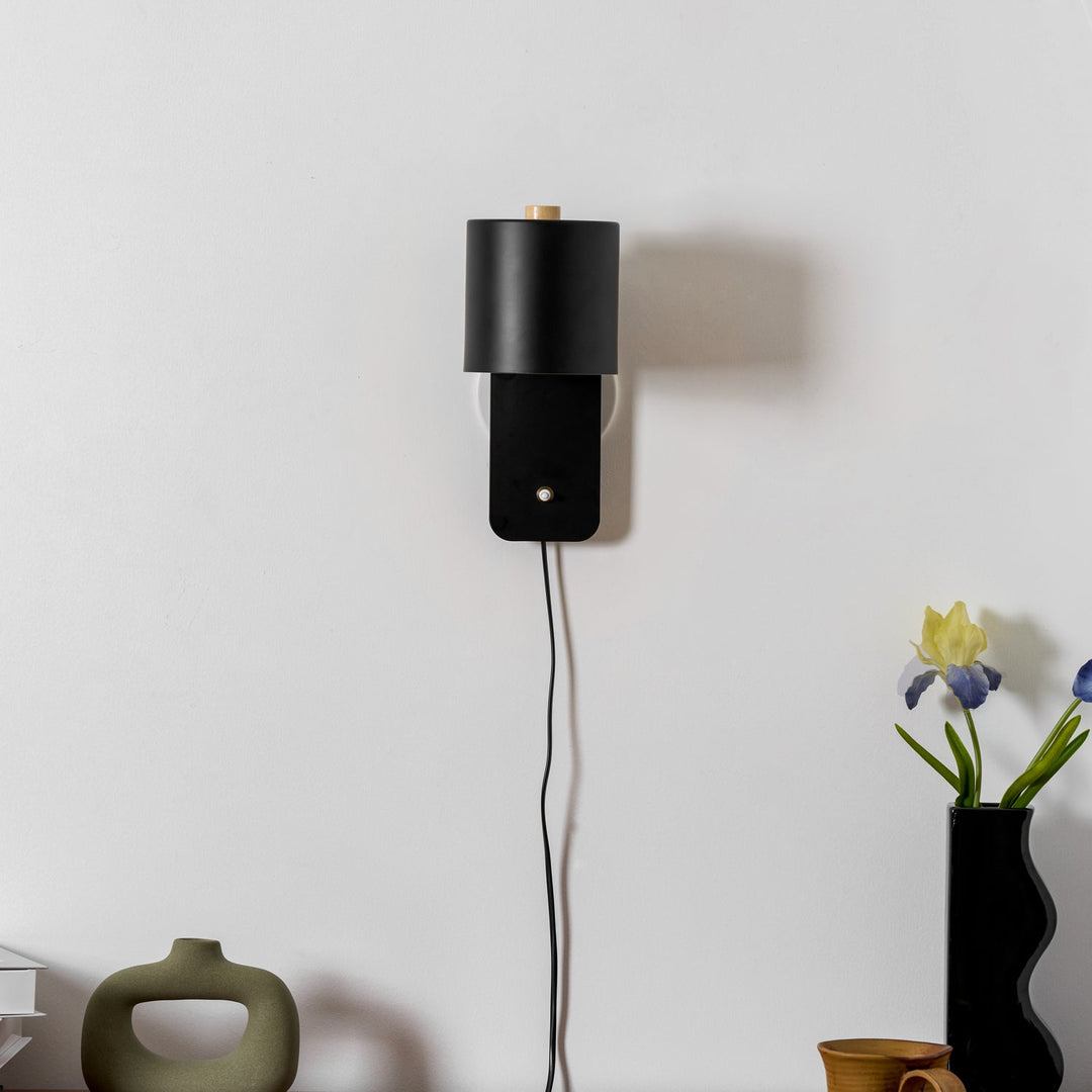 Rotbar Cylinder Vägglampa med Stickkontakt