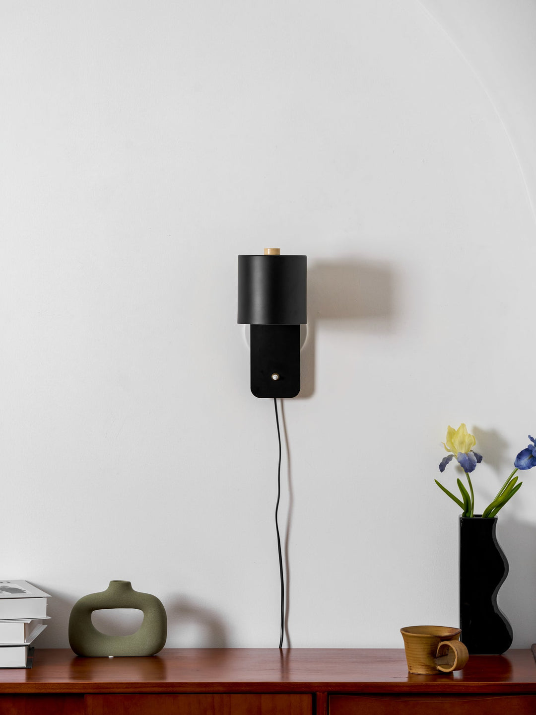 Rotbar Cylinder Vägglampa med Stickkontakt