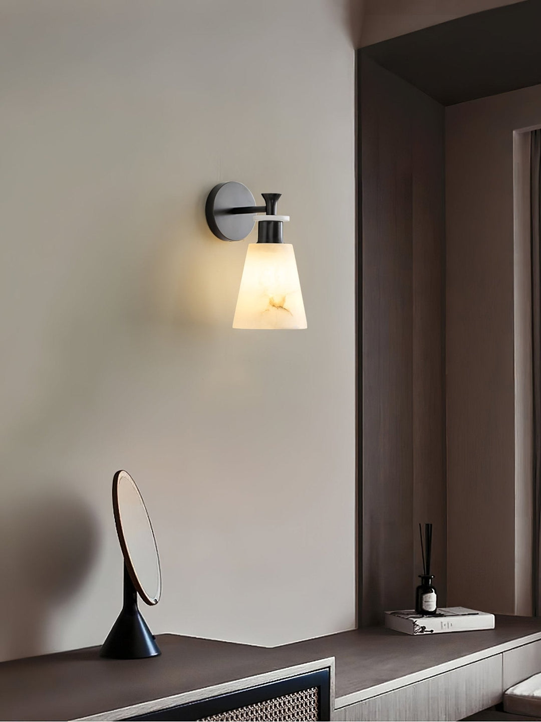 Taperad Alabaster Vägglampa