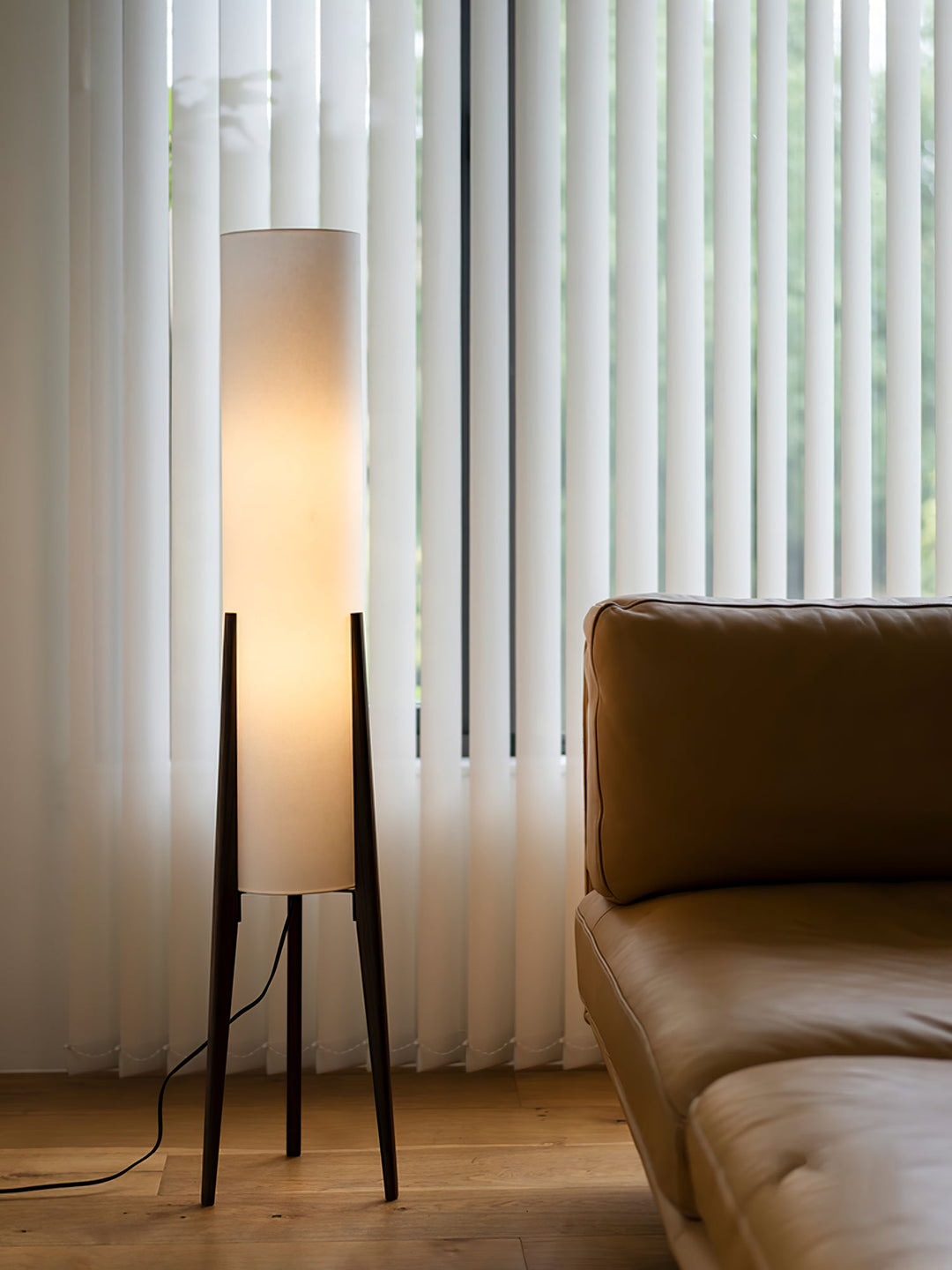 Tripod Valnöt Golvlampa
