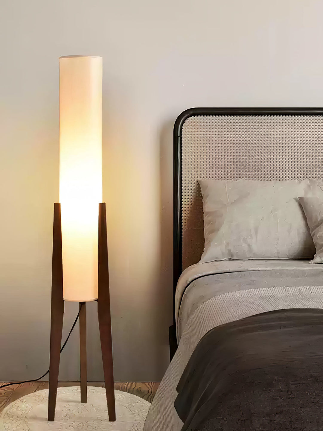 Tripod Valnöt Golvlampa