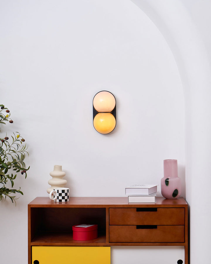 Två glob glas vägglampa