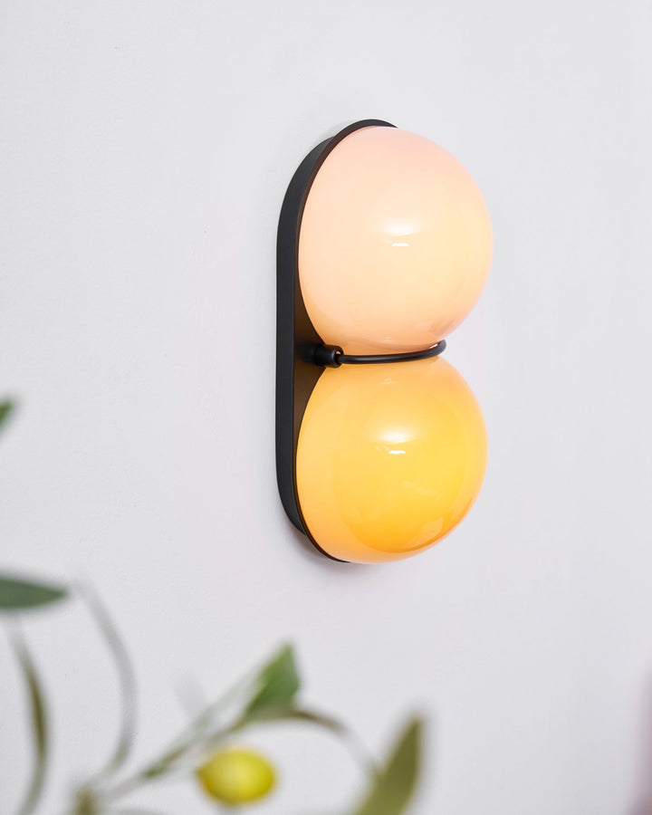 Två glob glas vägglampa