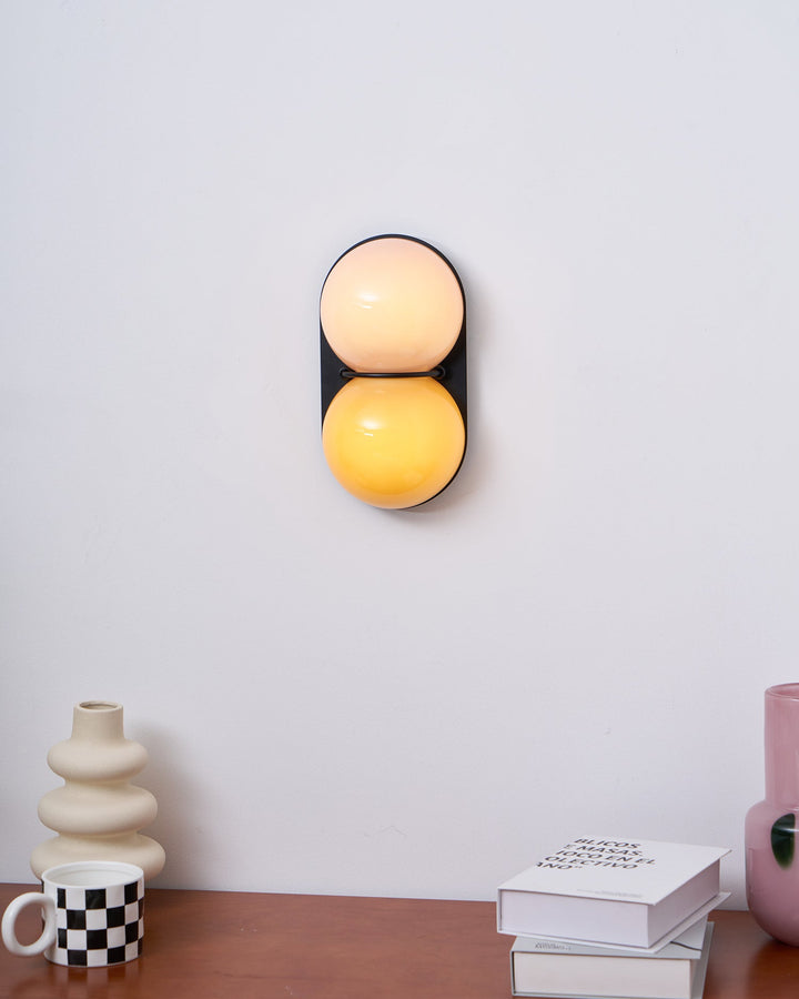 Två glob glas vägglampa
