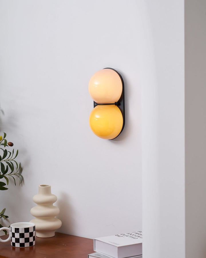 Två glob glas vägglampa