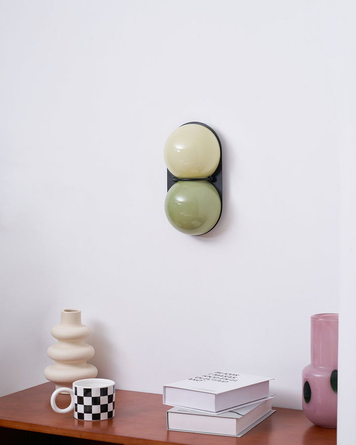 Två glob glas vägglampa
