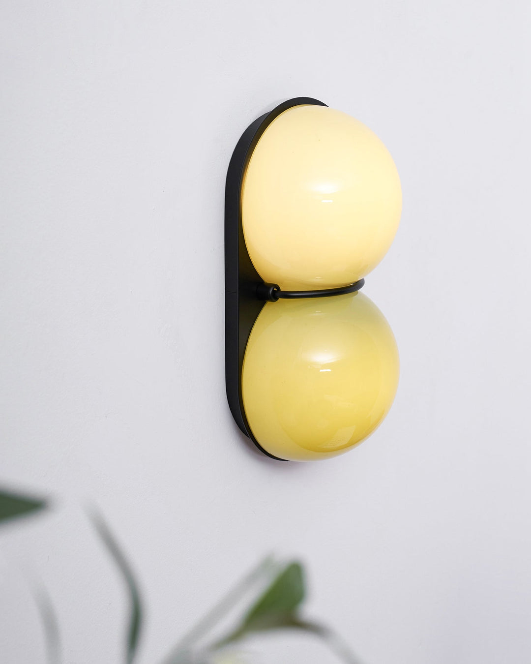 Två glob glas vägglampa