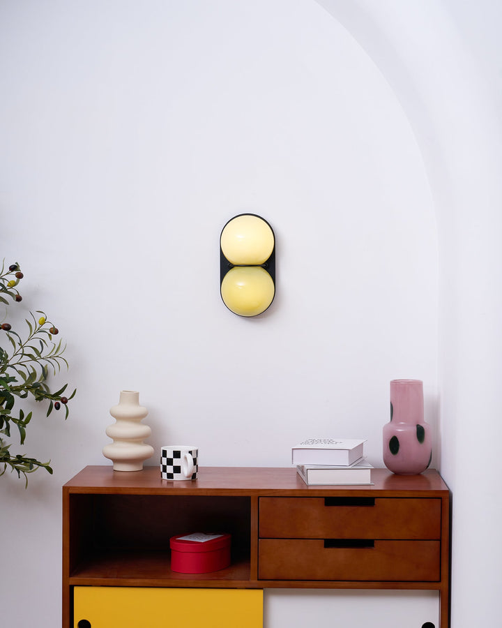 Två glob glas vägglampa
