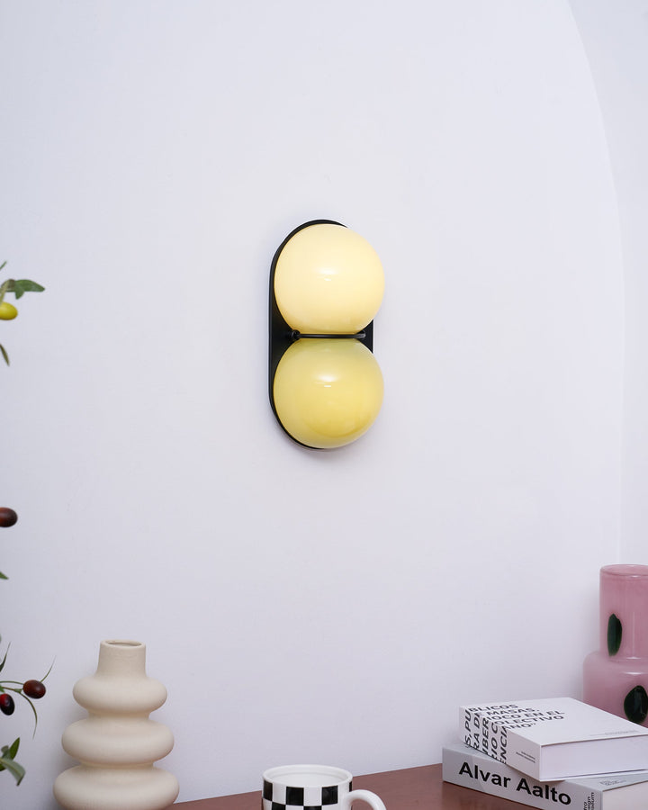 Två glob glas vägglampa