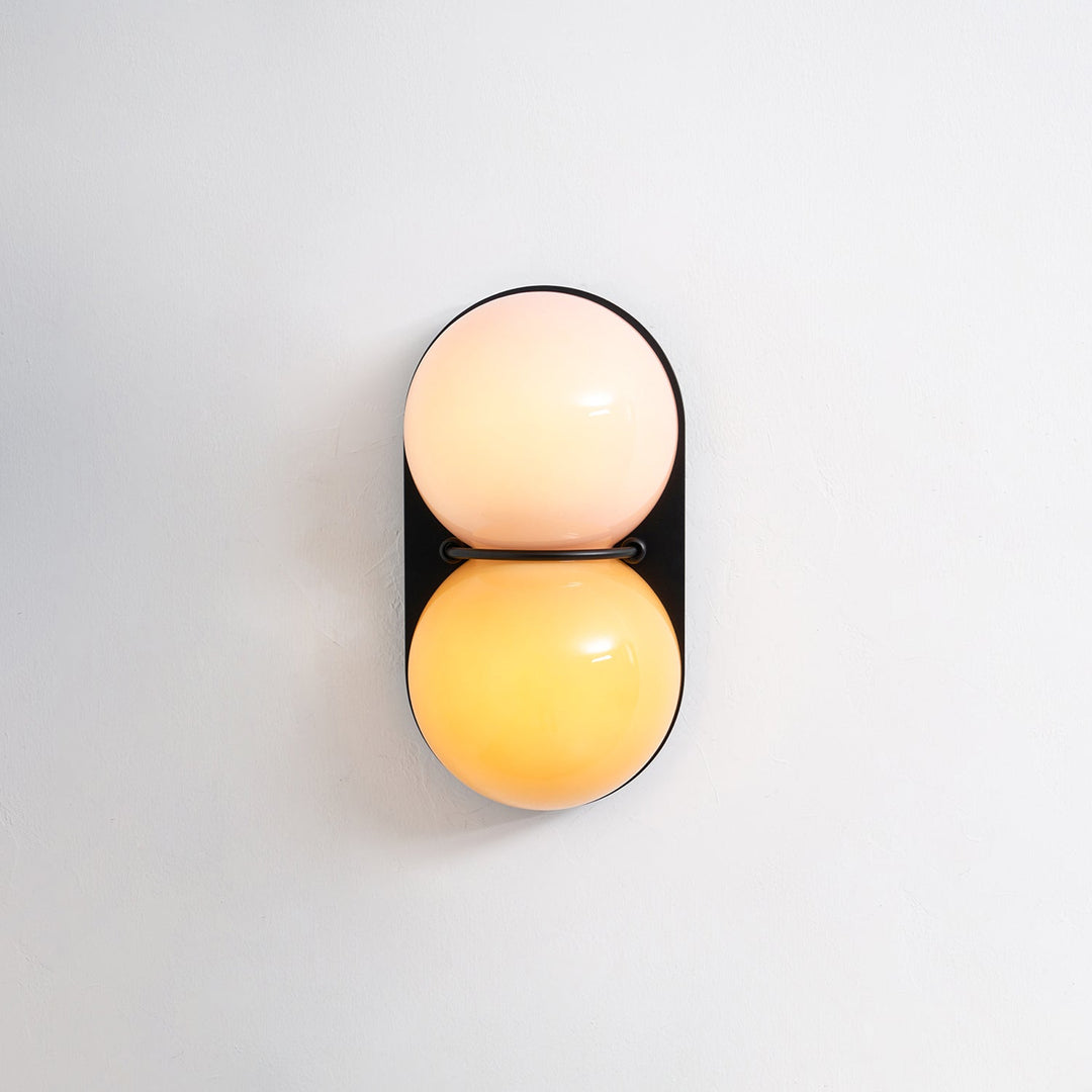 Två glob glas vägglampa