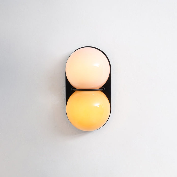 Två glob glas vägglampa