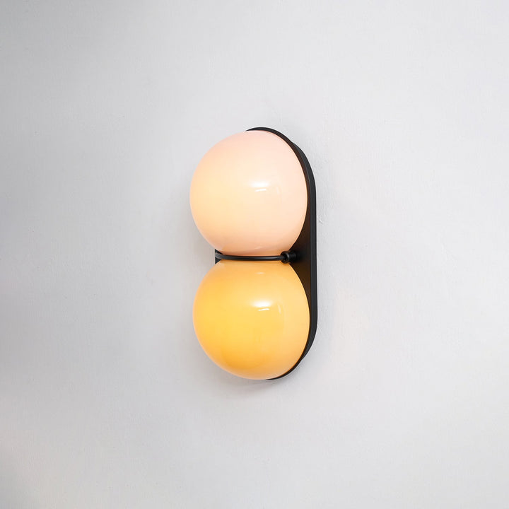 Två glob glas vägglampa