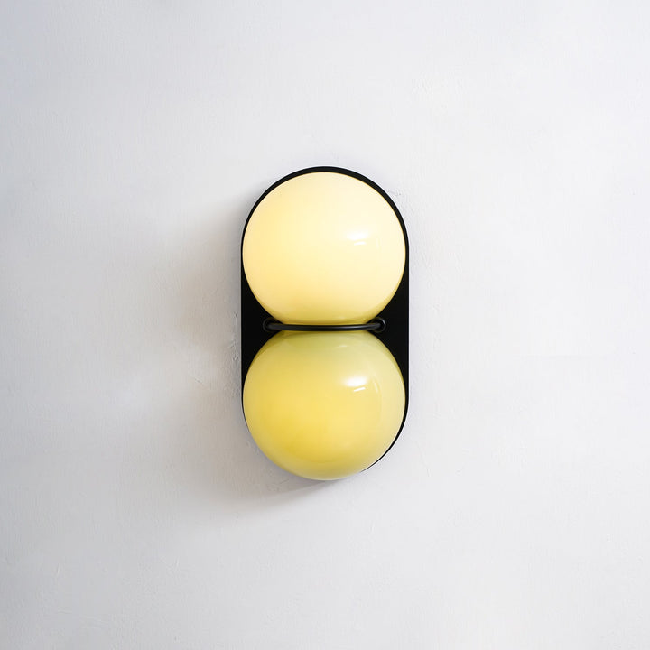 Två glob glas vägglampa