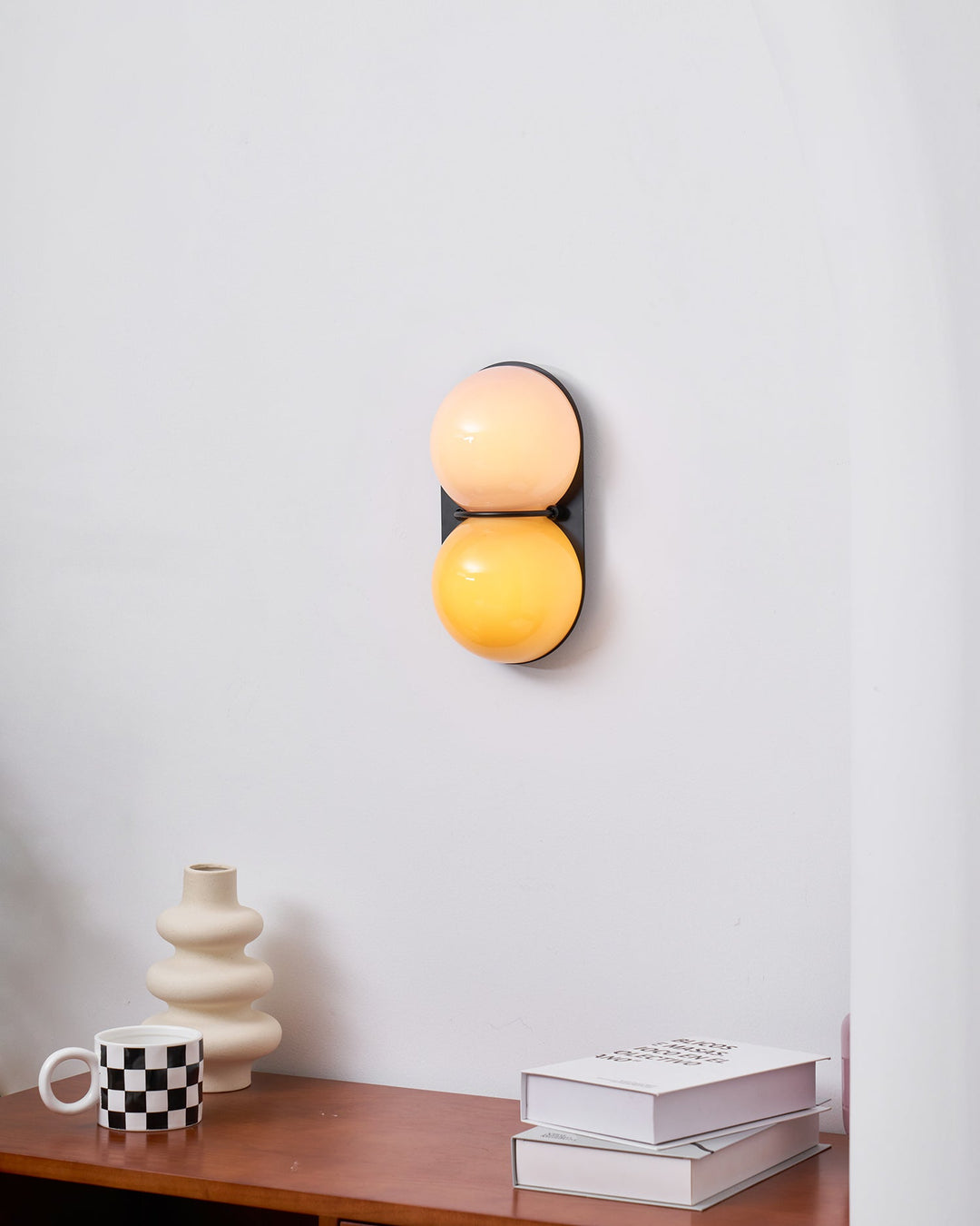 Två glob glas vägglampa