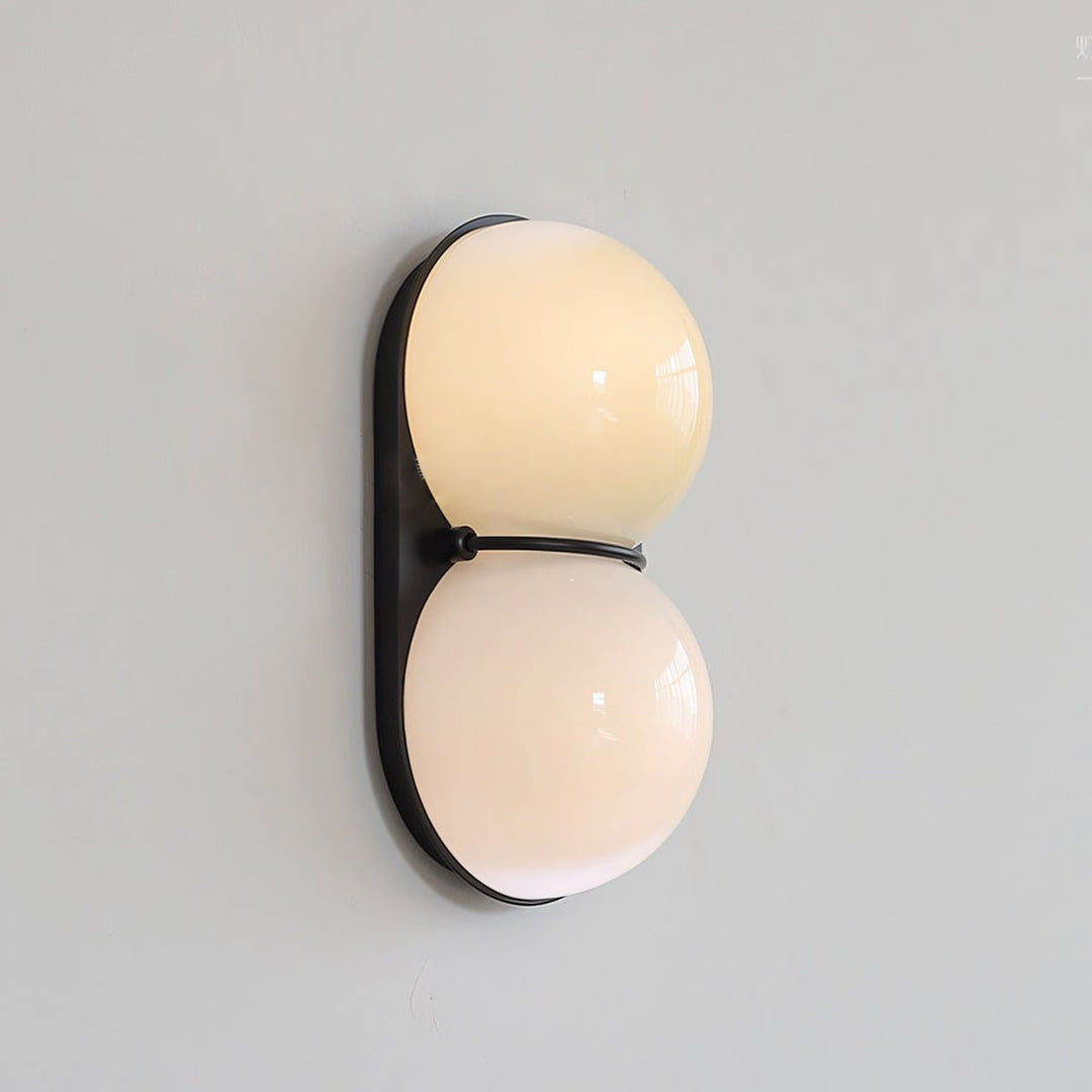 Två glob glas vägglampa