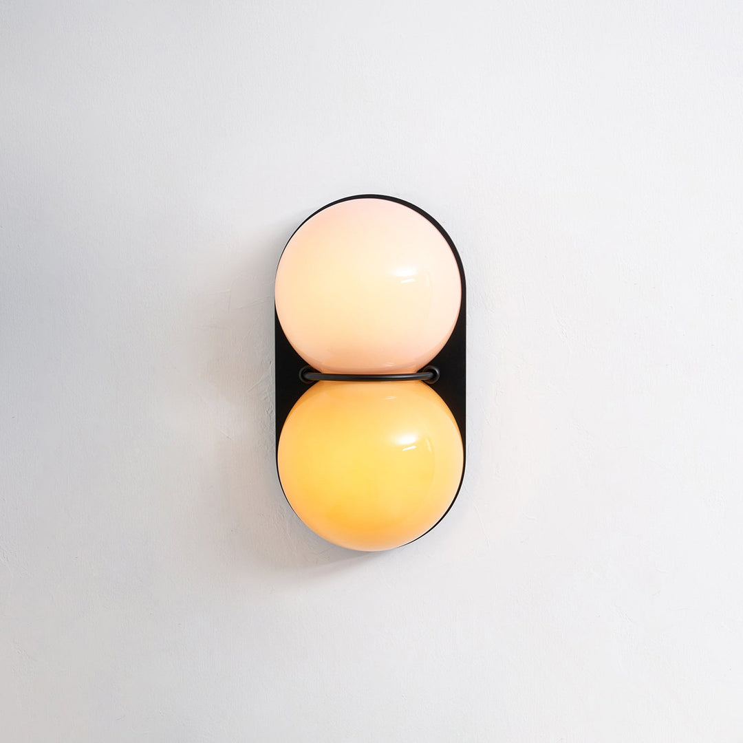 Två glob glas vägglampa