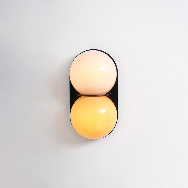 Två glob glas vägglampa