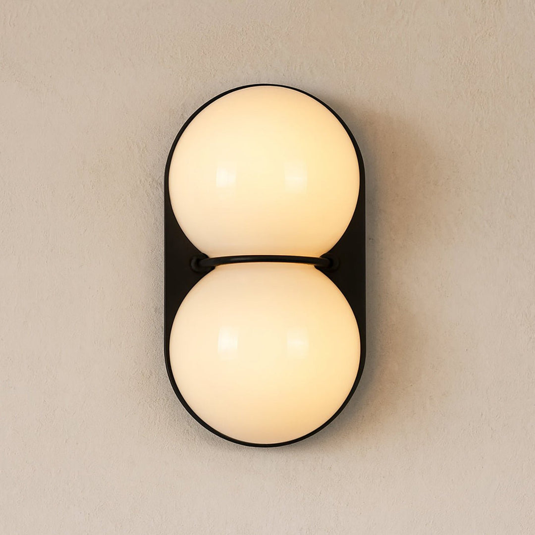 Två glob glas vägglampa