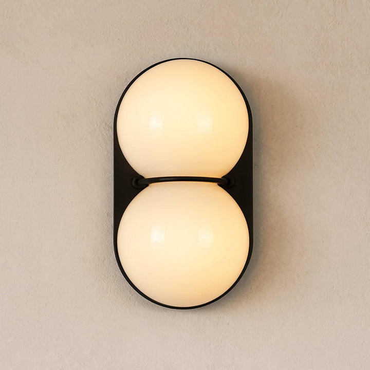 Två glob glas vägglampa